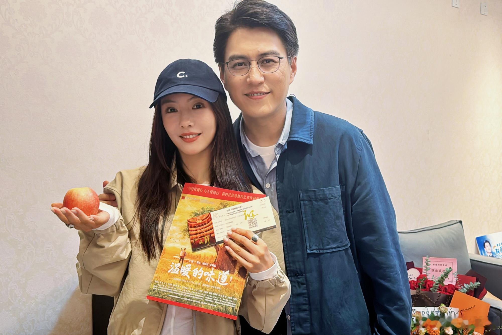 #蔡文静晒与靳东刘敏涛合照# 蔡文静晒与靳东刘敏涛合照，还收到了靳东to签，闪回