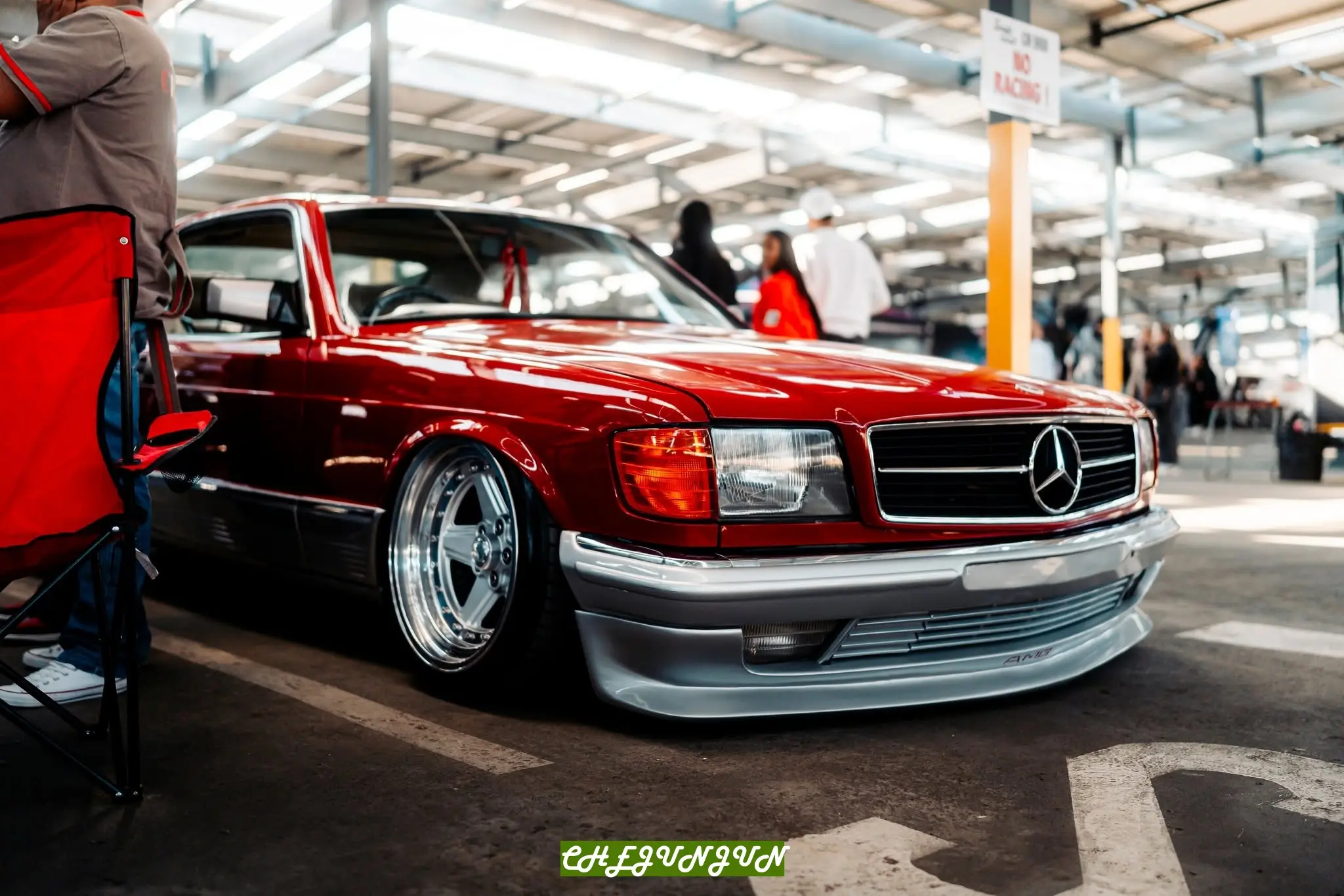 红色BENZ。