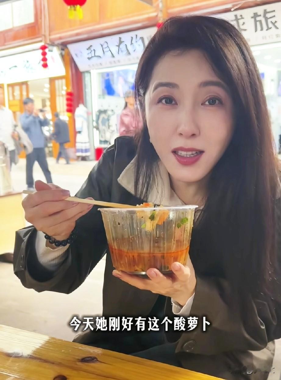 曾黎不是拍戏就是在地里干活，她是一位实力派的女演员，她已经坚持吃素好几年了，喜欢