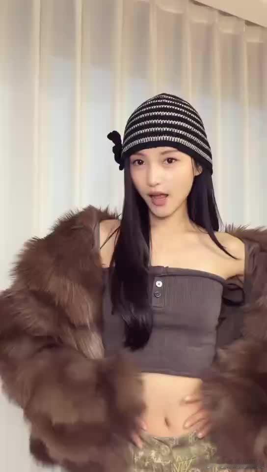 云初令剧组团建虞书欣进行曲 剧组团建能这么有默契，说明大家私下关系很融洽，虞书欣