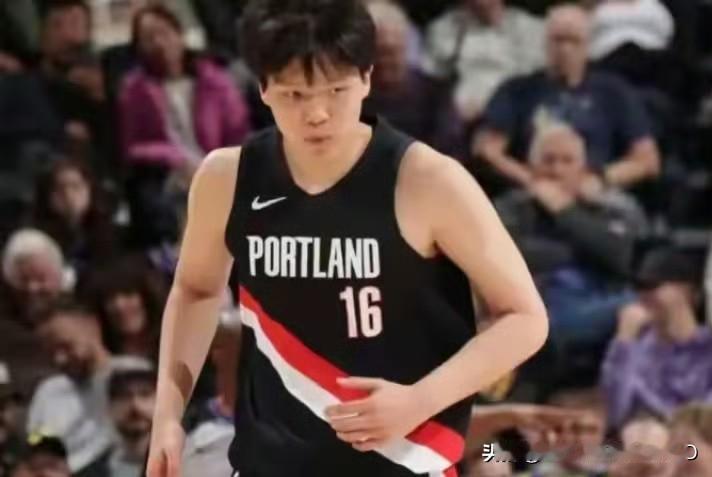 有人这样对比杨瀚森和河升镇，身高相似、体型相似、面貌相似、发型相似、移动速度相似