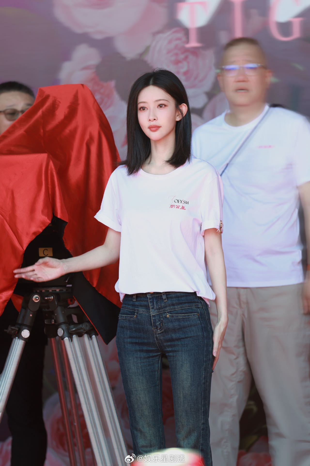 孟子义霸道公主速速来看我们孟子义的绝美暮晚摇造型，黑色锦绣华服和大红色的指甲好适