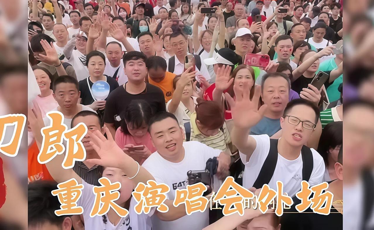 杨坤的歌则更偏都市感，比如《无所谓》《空城》，嗓音带着点沙哑的磁性，节奏和编曲会