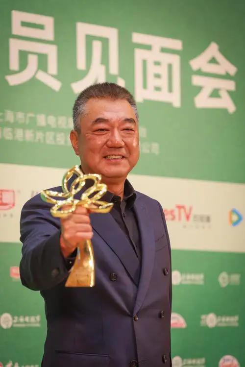 董勇这个奖可是早就该得了！是金子总会发光。董勇和迟蓬一样，也是认认真真演戏，踏踏
