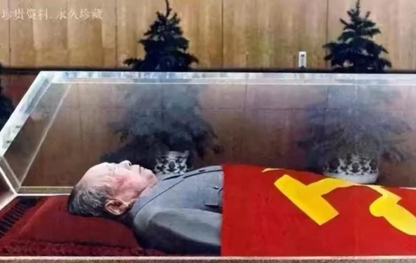 纪念堂暂停开放，却挡不住亿万民众的思念
 
谁都没想到，2026年清明会被这一幕