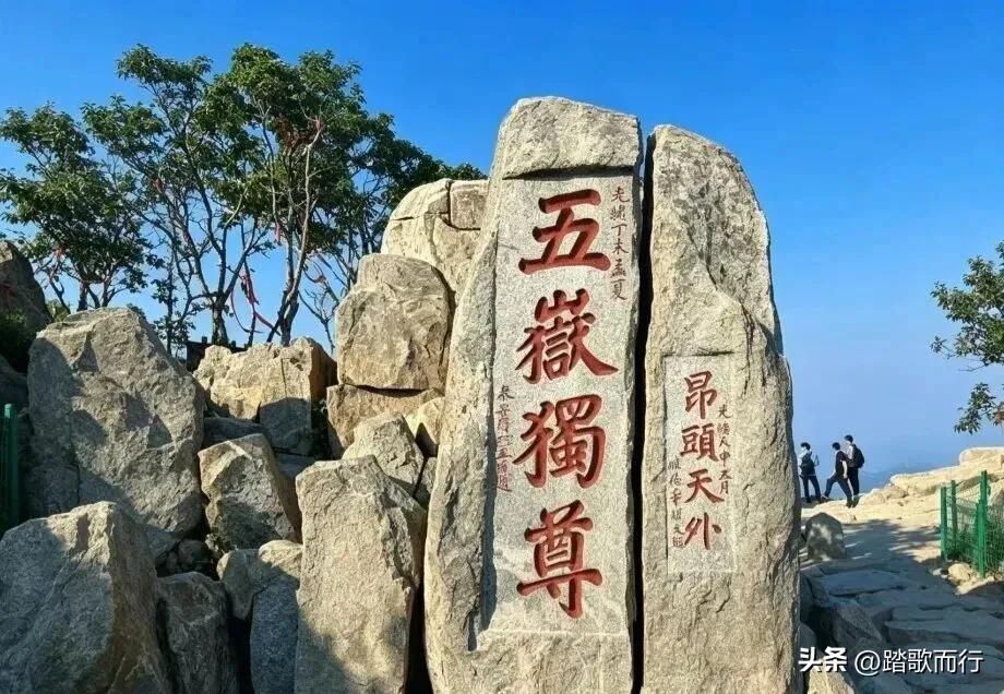 近来喜欢上听书，无论是跑步还是外出散步，耳机里总伴着一部作品。今天走路听小说，偶