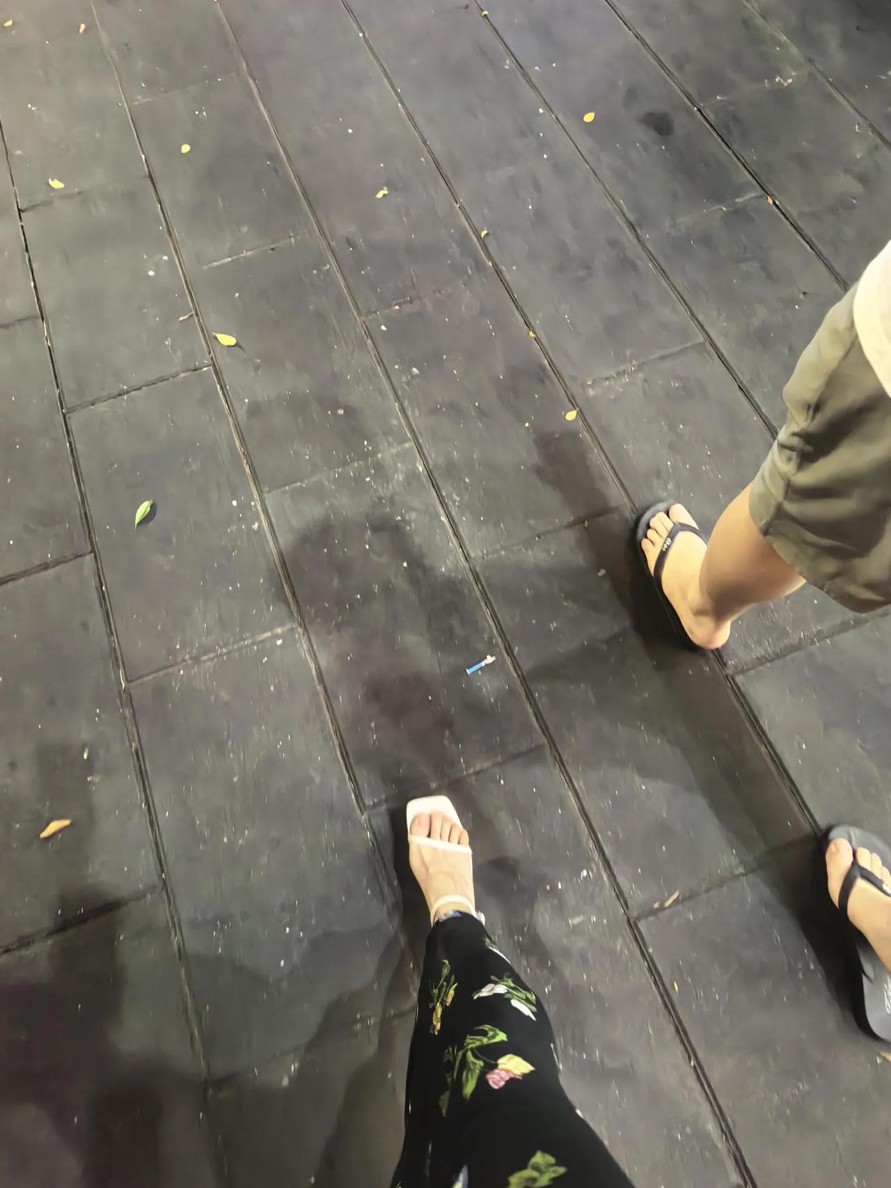 跟广东佬谈恋爱，无论是平时还是节假日，无论我是素颜还是盛装，他永远是拖鞋以对