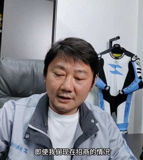 张雪机车招商出大事了，疑似遭遇其他品牌围剿！最近，张雪在直播中坦言：现在招商的情