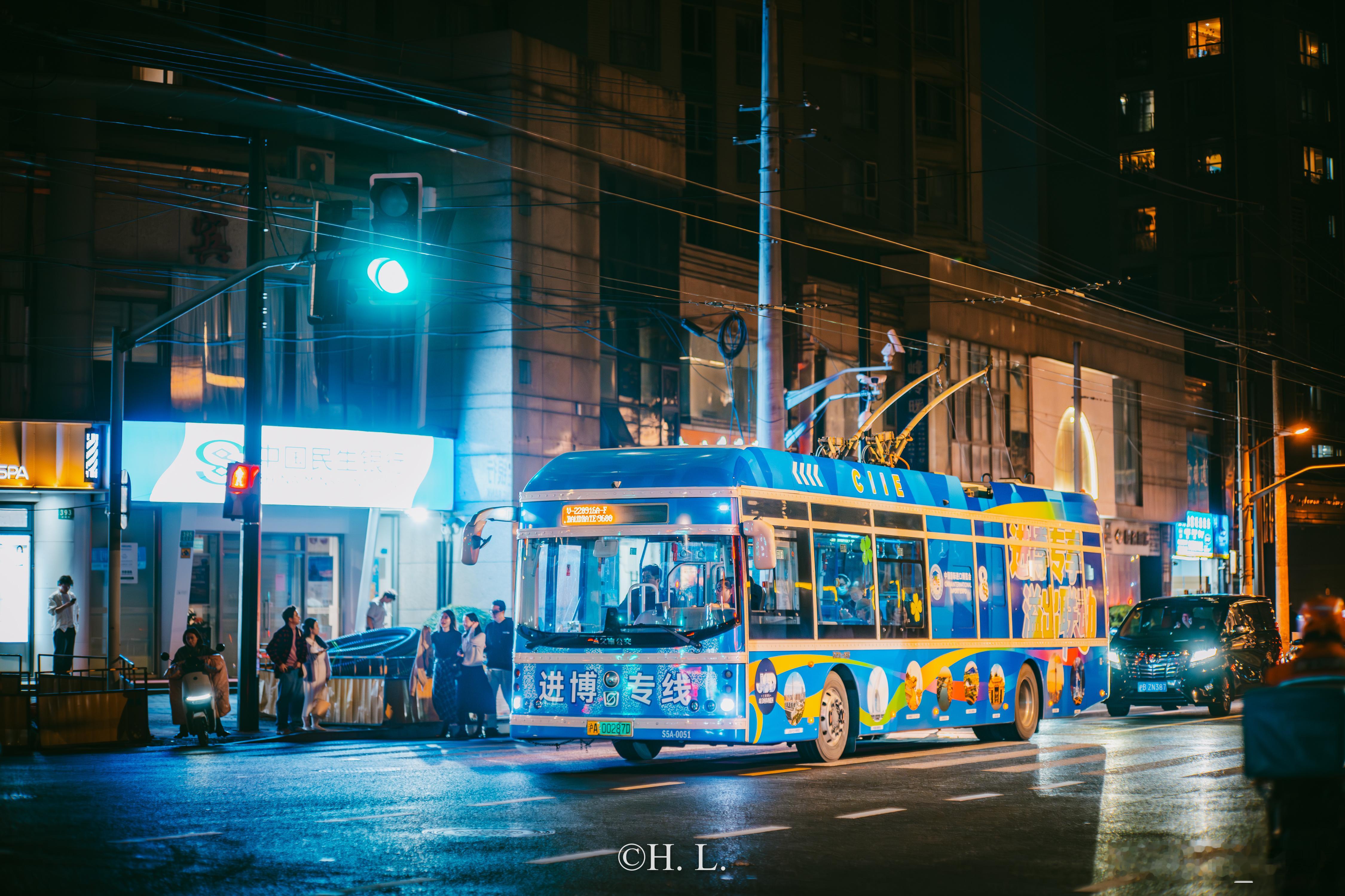 继71路Z5A0003号之后，进博专线又下一线——23路0068号电车。我赶紧去