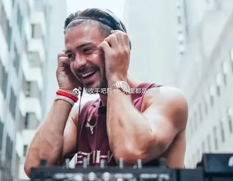 英国媒体《太阳报》报道，埃弗顿球员格拉利什在养伤期间正跟随英超名宿吉文之子学习打