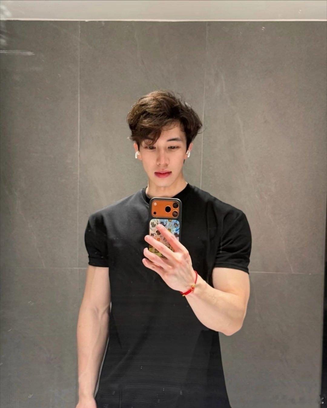 身体你饿了就直接吃我的脂肪不能饿了就吃饭，只能慢慢消耗脂肪。这样才能有好身材。 