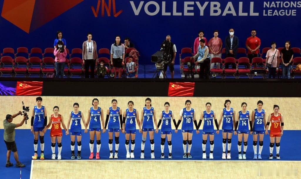 香港女排拒唱国歌事件引发众怒。2026年8月21日晚，在天津奥林匹克中心体育馆举
