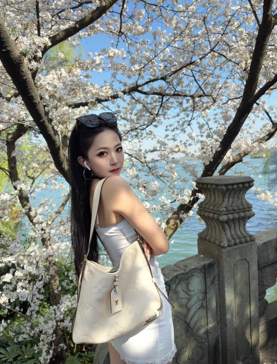 樱花树下站谁都美