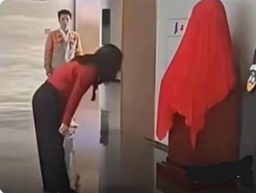 富了不忘毛主席，女老板向毛主席三鞠躬，然后为新落成的毛主席铜像揭幕…
毛爷爷铜像