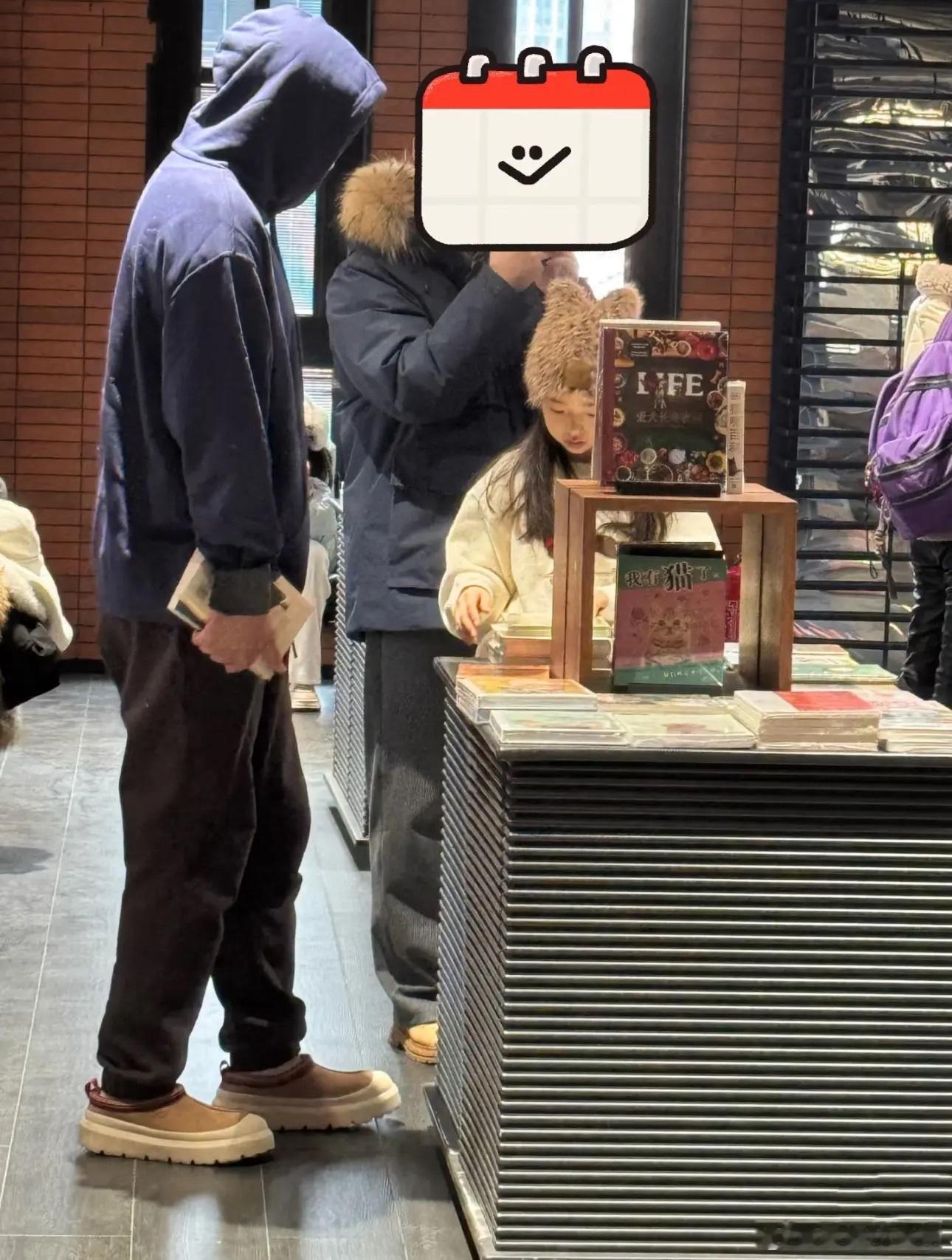 偶遇高云翔小酒窝逛书店偶遇高云翔带小酒窝逛书店，小酒窝天生当明星的料，镜头感超强