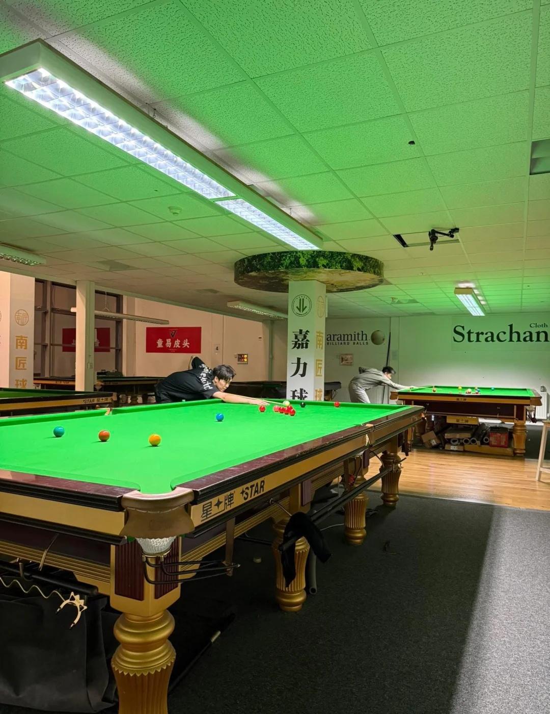 赵心童和塔猜亚已经回到谢菲尔德维多利亚斯诺克学院，备战巡回锦标赛&世锦赛
赵心童