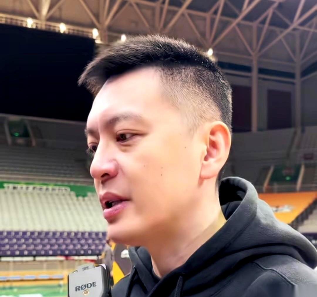 你说辽宁队这帮外援，到底图啥？
图钱？图冠军？
今天刷到个事儿，一球迷偶遇威尔斯