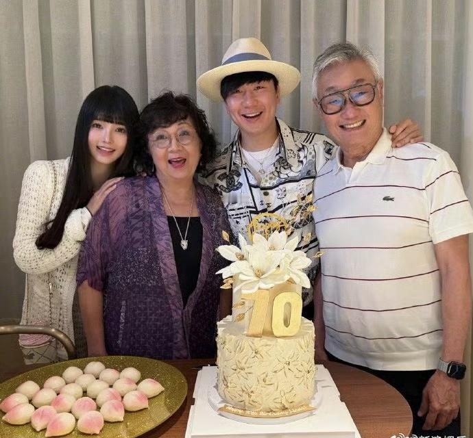 果然男人说的不找小的，都是骗鬼的！”

谁能想到啊！那个唱着《江南》《小酒窝》，