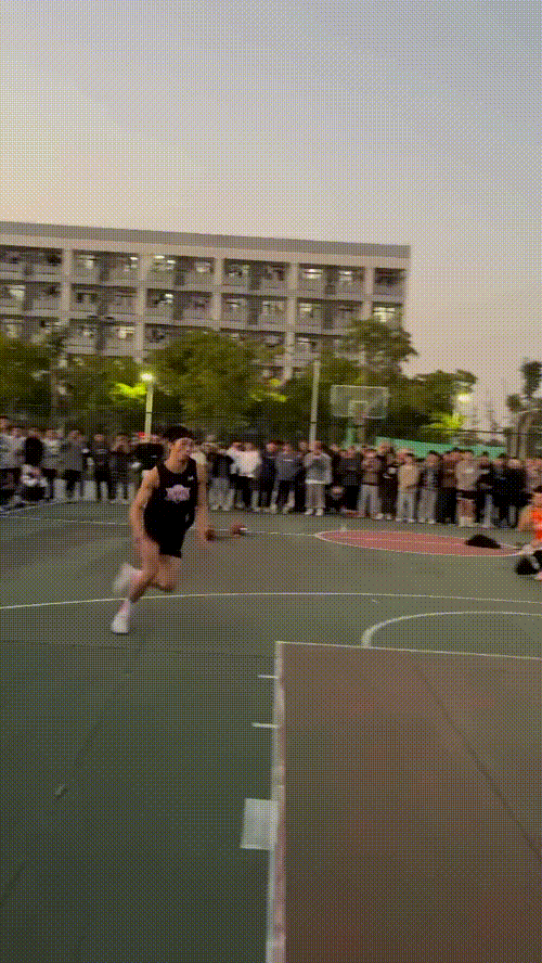#秋日生活打卡#表演一下扣篮🏀[加油]