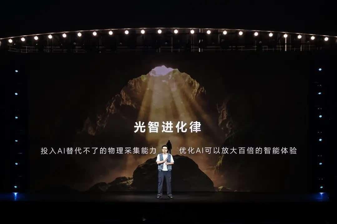 荣耀携手阿莱打造首款随身电影机荣耀影像技术发布会在横店举办。会上，荣耀展示与全球