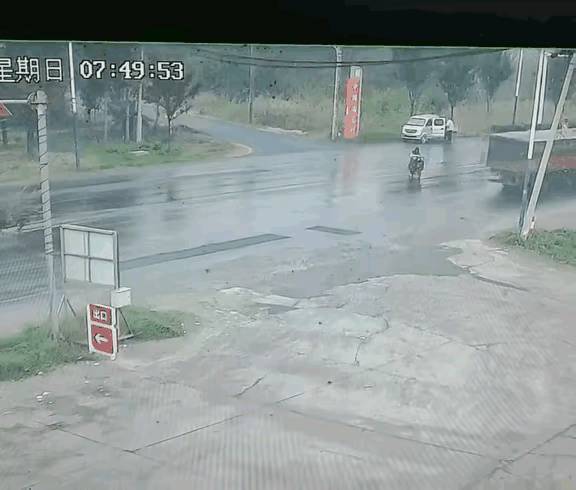 这辆老头乐可能是观察了路况，但是误判了相对速度，不紧不慢的开过去，结局很可惜