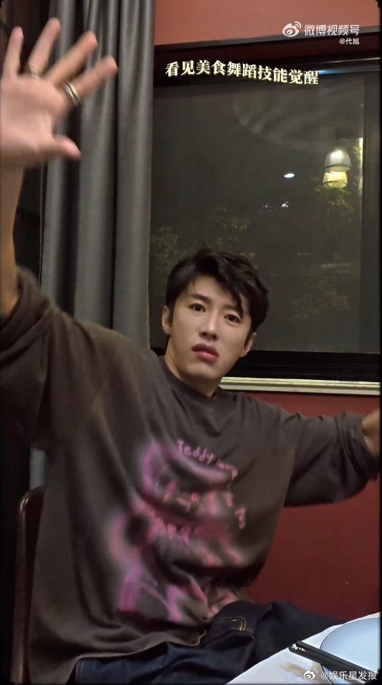 代旭回小裴总老家吃本帮菜了 小裴总回上海老家啦！浓油赤酱的本帮菜一上桌，瞬间梦回