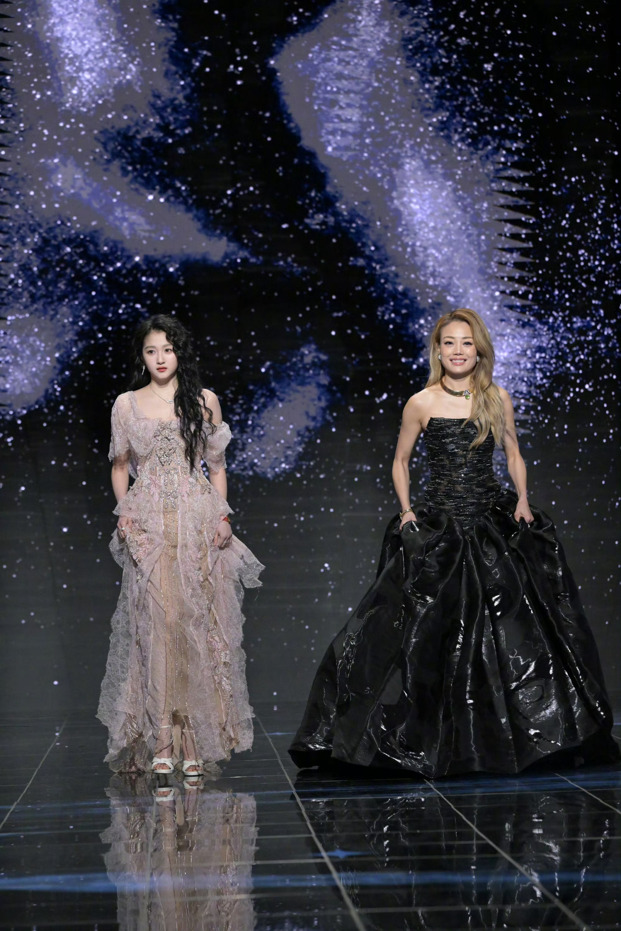 关晓彤容祖儿一起走红毯 关晓彤、容祖儿一起亮相微博之夜红毯 ，美得很大气。 