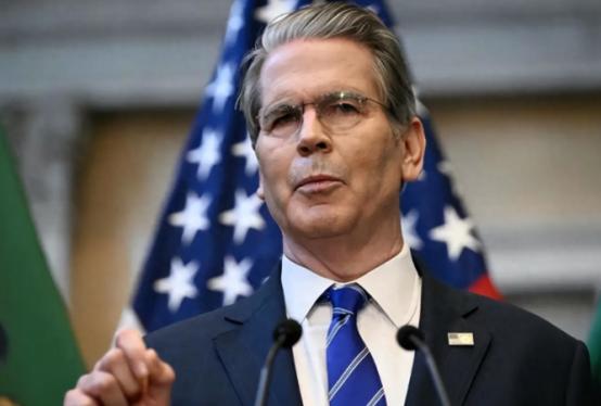 美国已经确认，世界可以让美国去称霸，但中国不在美国的世界范畴内。贝森特曾表示，中