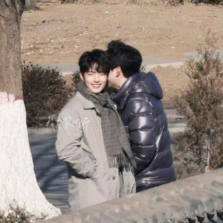 《小城良方》片场高甜互动来袭！王彦霖一把抱住肖战晃来晃去，像撸猫般亲昵，肖战被晃