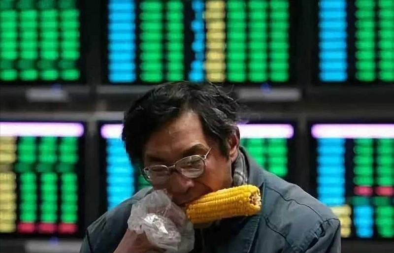 成都一位投资者掏了36万元本金想去抄底三安光电，结果亏掉了11万多。 他最早在1