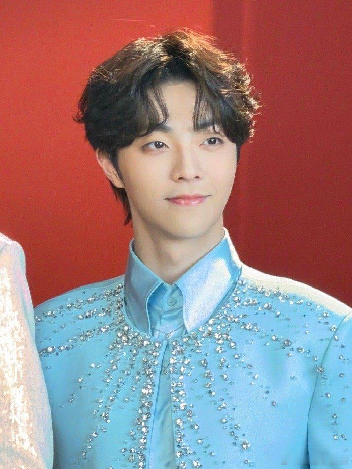 陈立农歌声能打 七年三登央视春晚，陈立农用实力说话！今晚在开场歌舞《年》中的表现