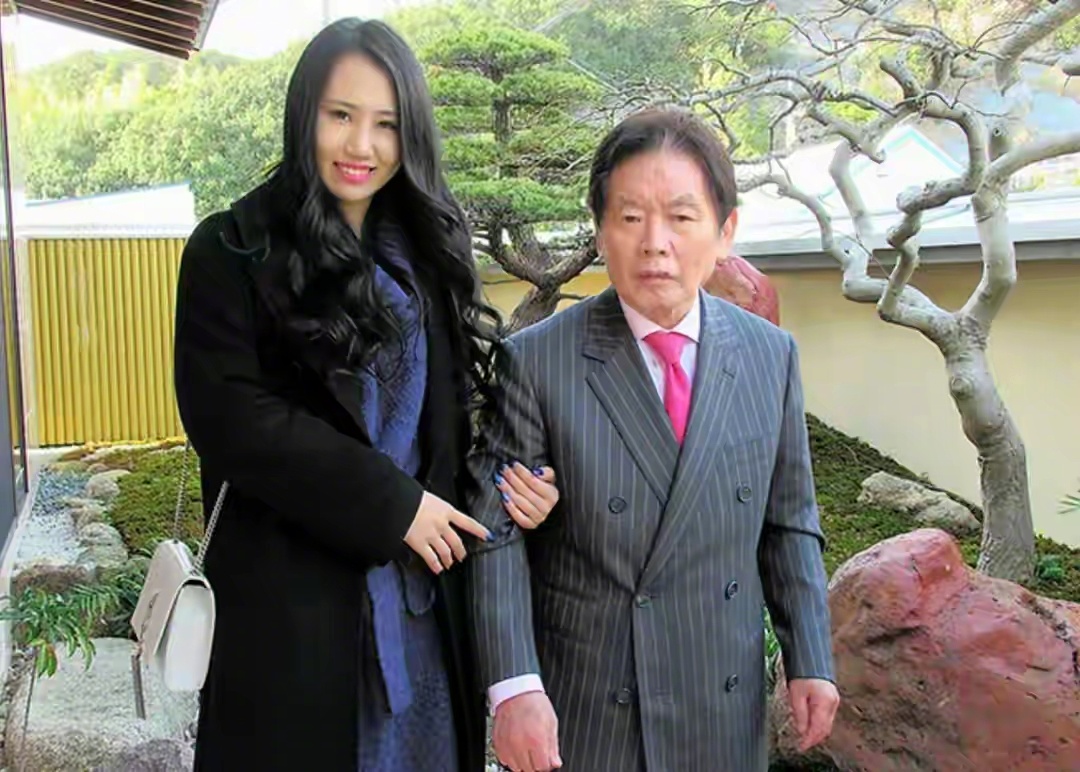 77岁日本富豪老汉中毒身亡，22岁小娇妻被判无罪。77岁的野崎幸助和22岁的须藤