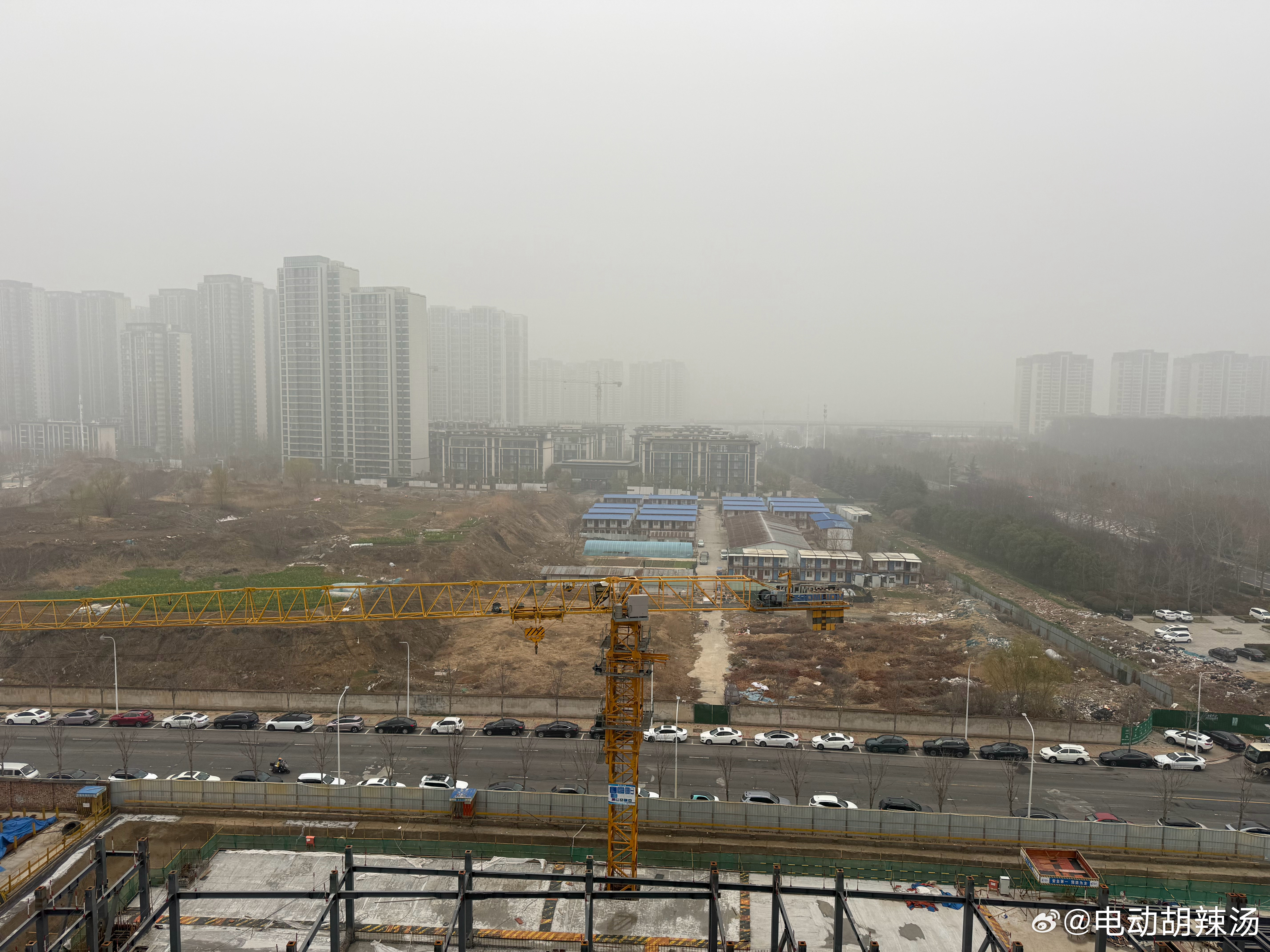 海南天气还是好啊！（图二）回来郑州后今天的天气是这样（图一）又冷又脏还有雾霾！ 