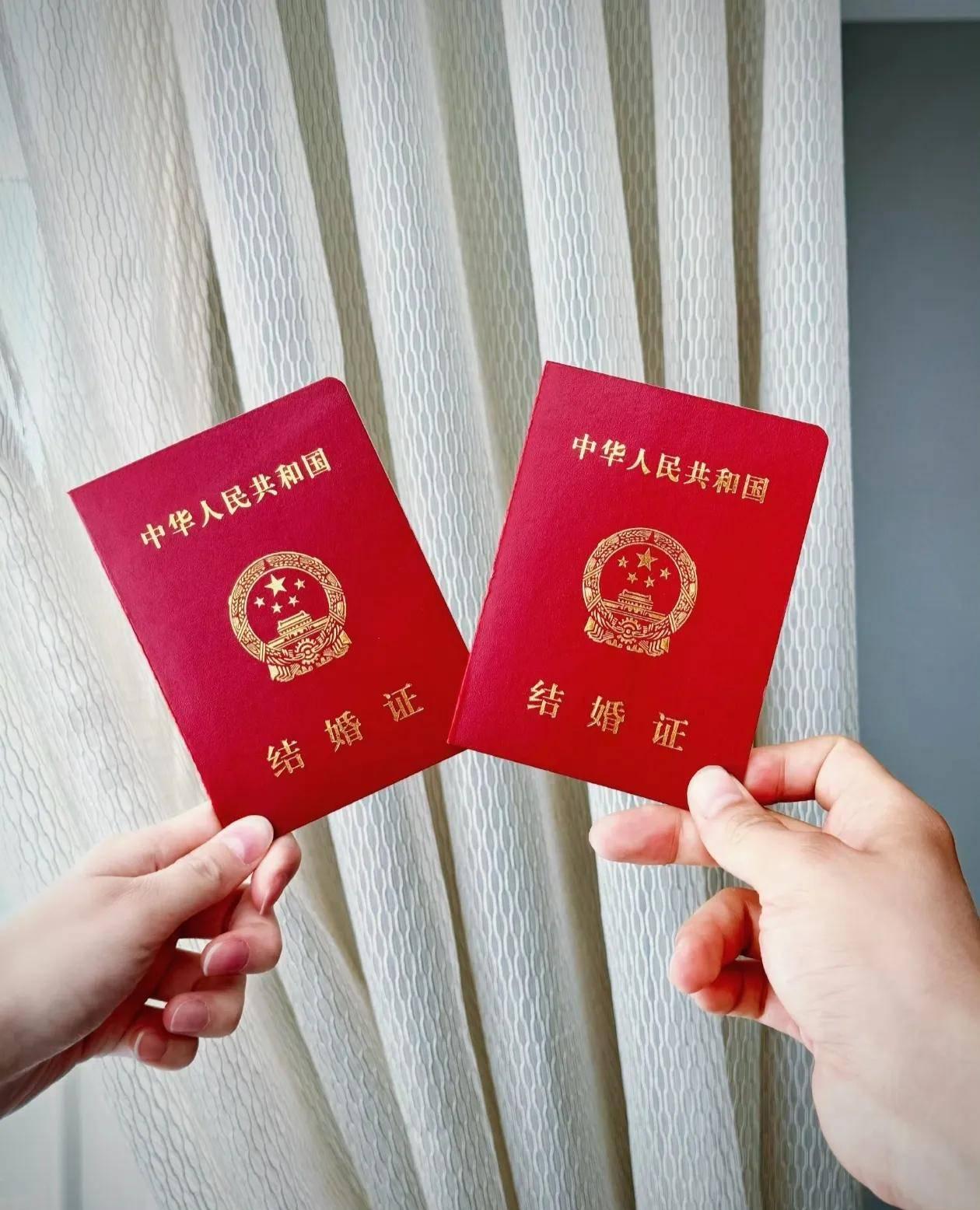 男女相差21岁，法律并没有限制不能结婚。正正经经去领证多好，却要买假结婚证，结果