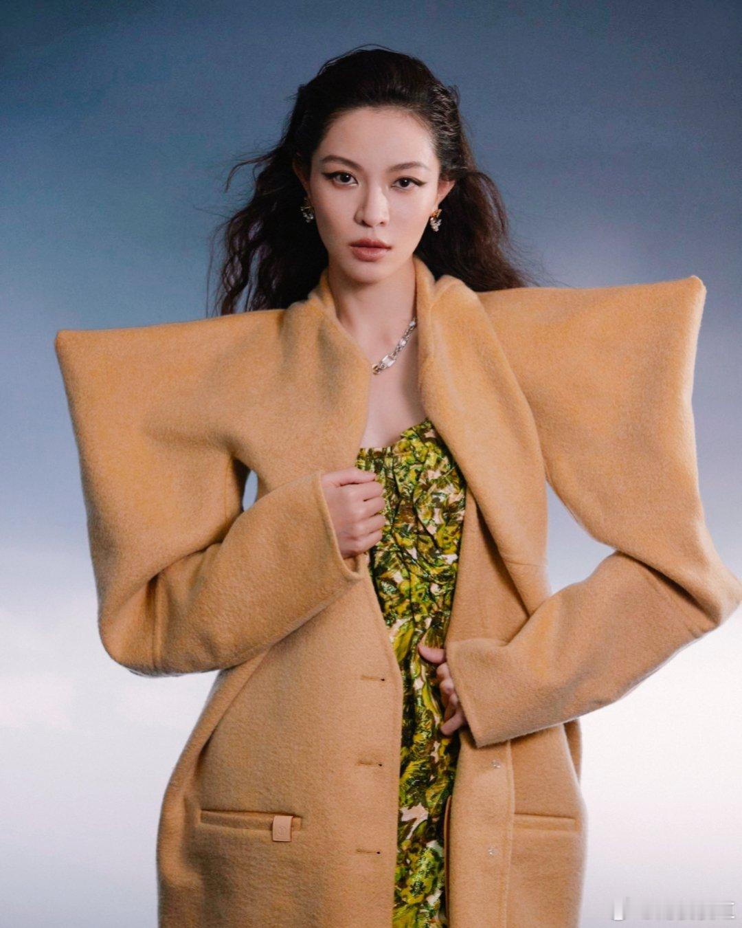 每次LV有钟楚曦的红毯我就知道：放心，稳了！宽肩杀穿全场，时尚密码写在锁骨上钟楚