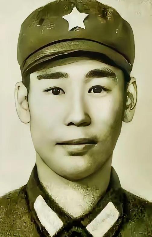 1979年2月，姜利民趁黑夜摸上越军阵地，越军没有发现他。谁知，他突然打开手电筒