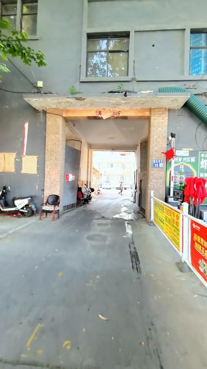 洛阳民主街10号。
昔日县衙大院，今日烧烤摊边的旧民居。昔日县衙大宅，今日烧烤摊