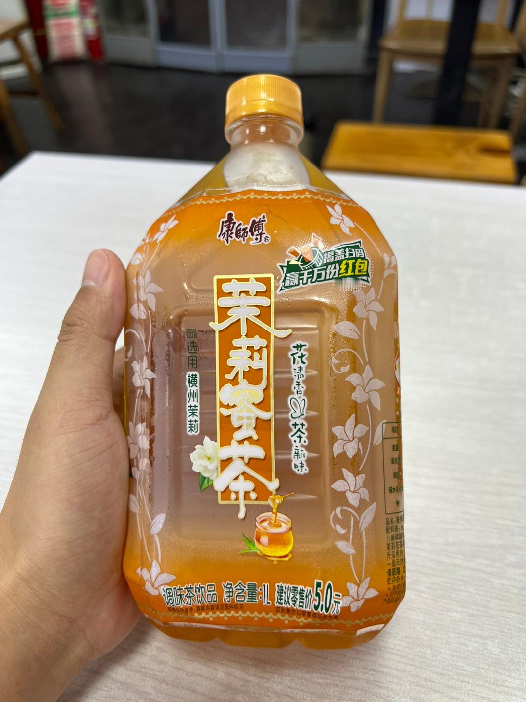 大瓶茉莉蜜茶涨价了，建议零售价5元，但老板卖4.5元[发芽] ​​​