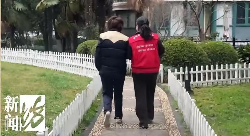 这个案例非常典型且发人深省，关于高学历、高收入家庭成员却因突发疾病陷入生活困境，