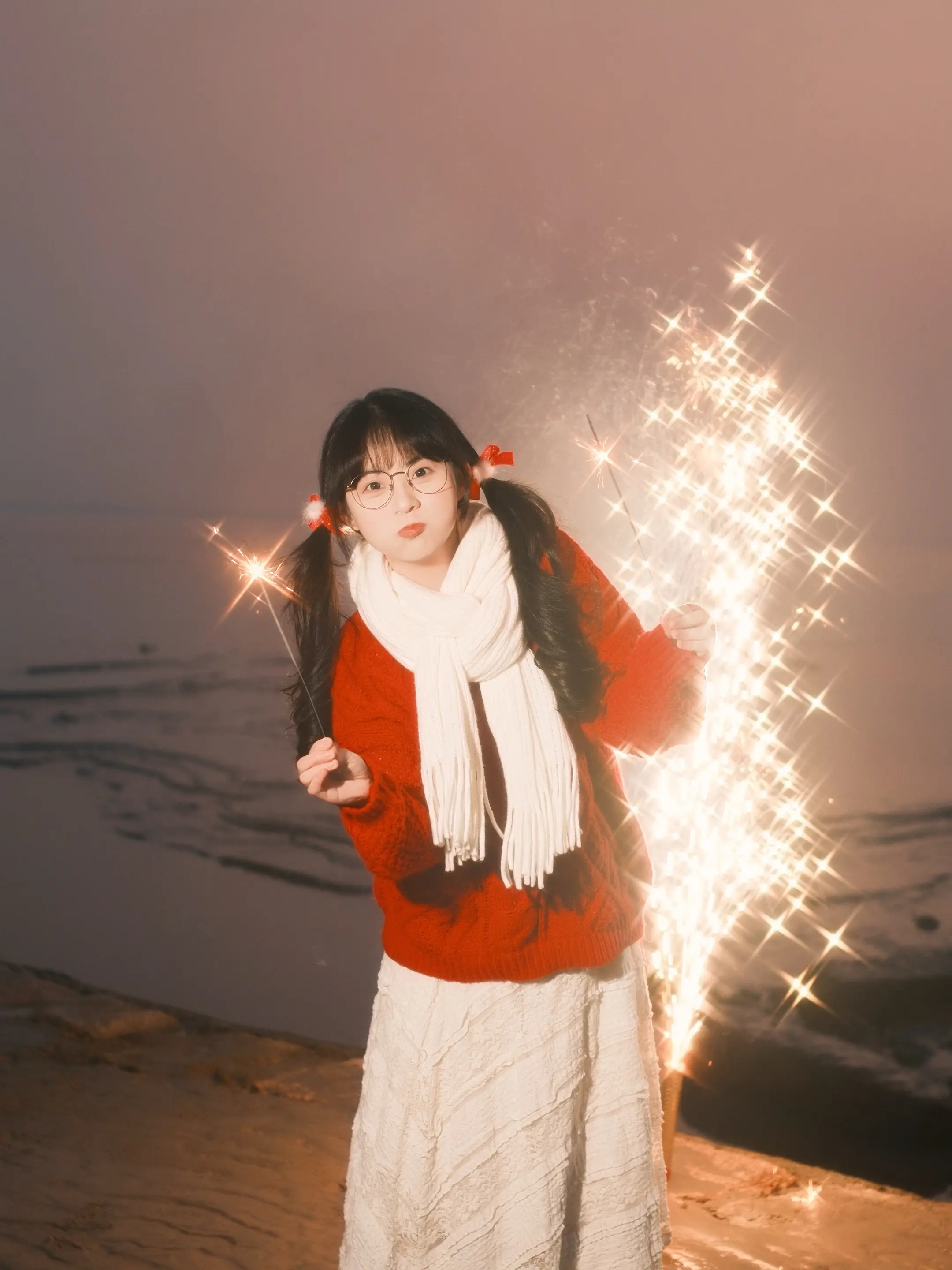 新年就要拍烟花。烟花时间比较短 快来提前预习新年烟花拍照姿势！ 站在烟...