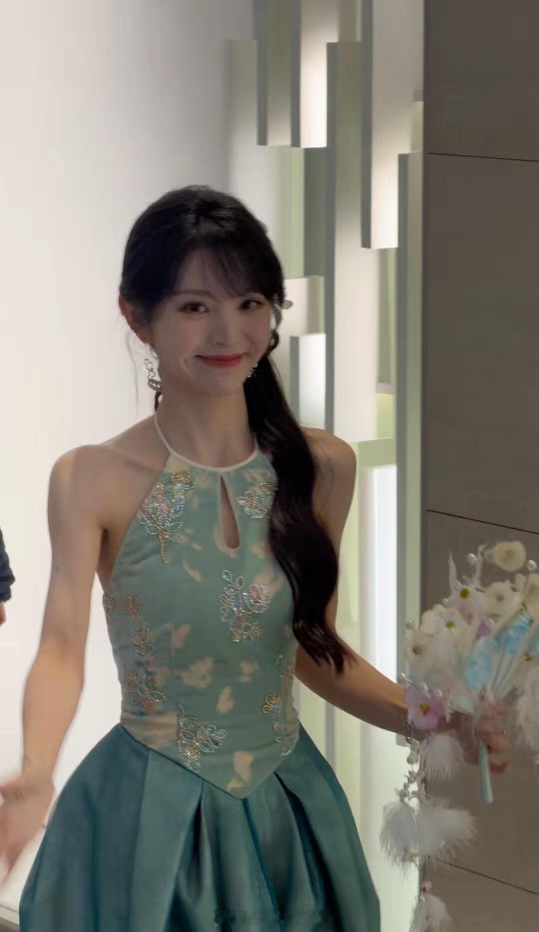 田曦薇今日份线下活动，人气好高