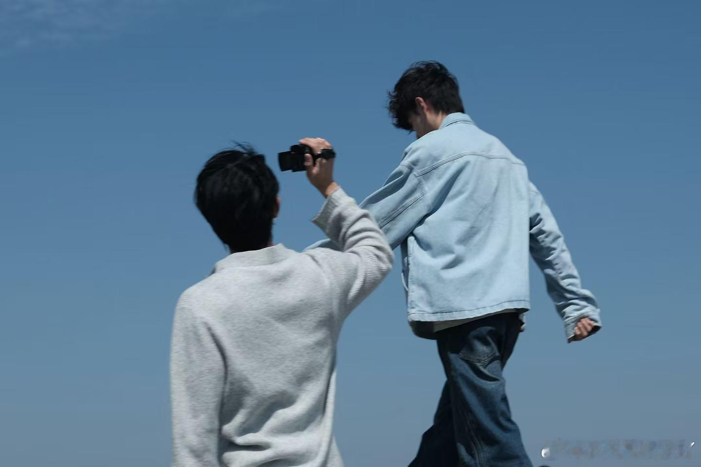 孙政吕思瞳520同款合影 同风格造型同框出镜，两人站在一起特别般配，随手一拍都很