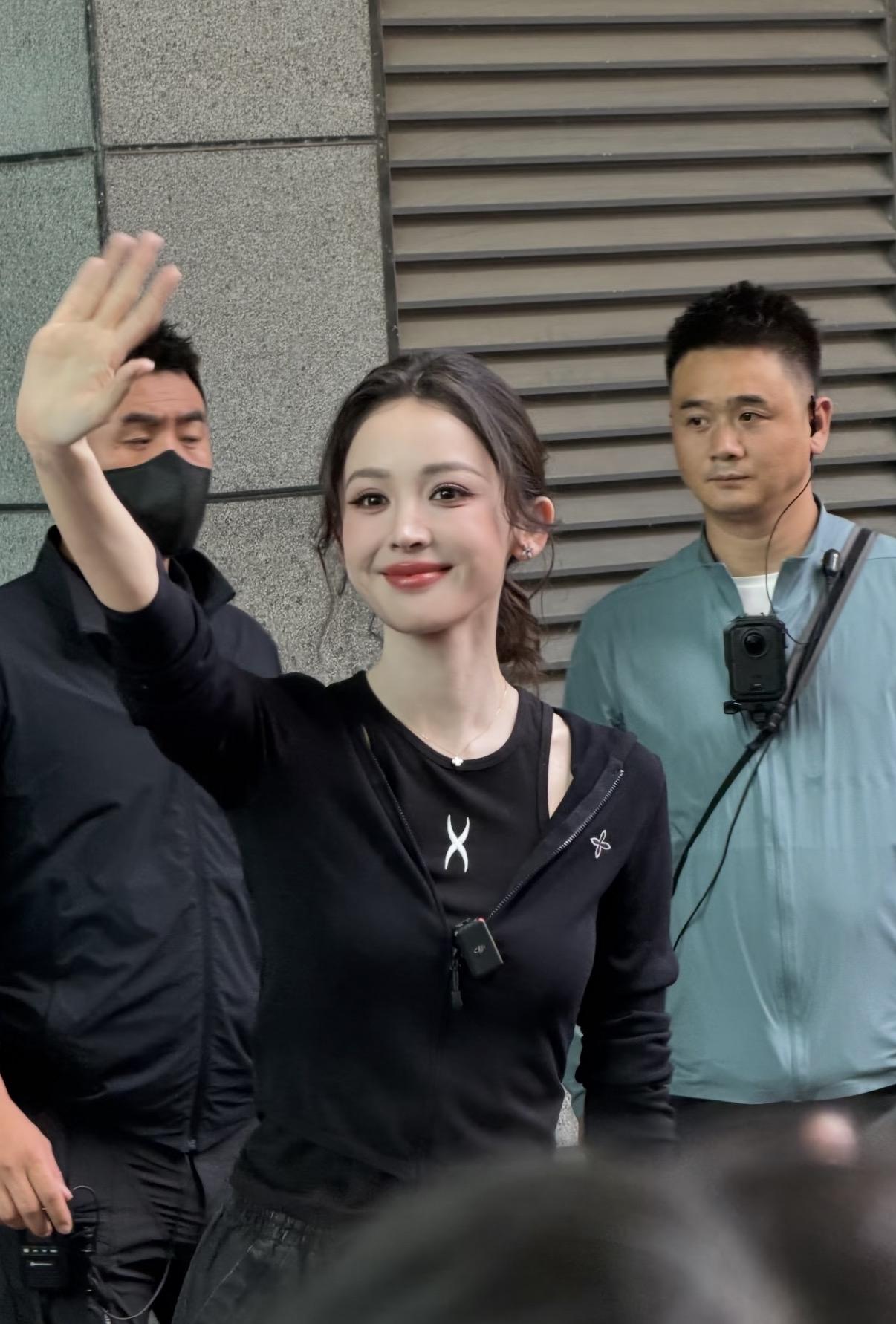 成都线下活动看到了古力娜扎，话说她怎么变化这么大，第一眼都给我看恍惚了，美是美的