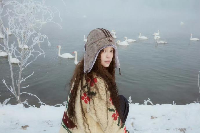 欧阳娜娜最新北疆vlog上线后迅速刷屏，全网都被这份治愈感戳中🌿。
娜娜镜头里