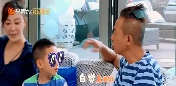 应采儿控诉北京入学政策！陈小春曾随手扔掉落户机会，如今两个儿子上学全受阻，一家急