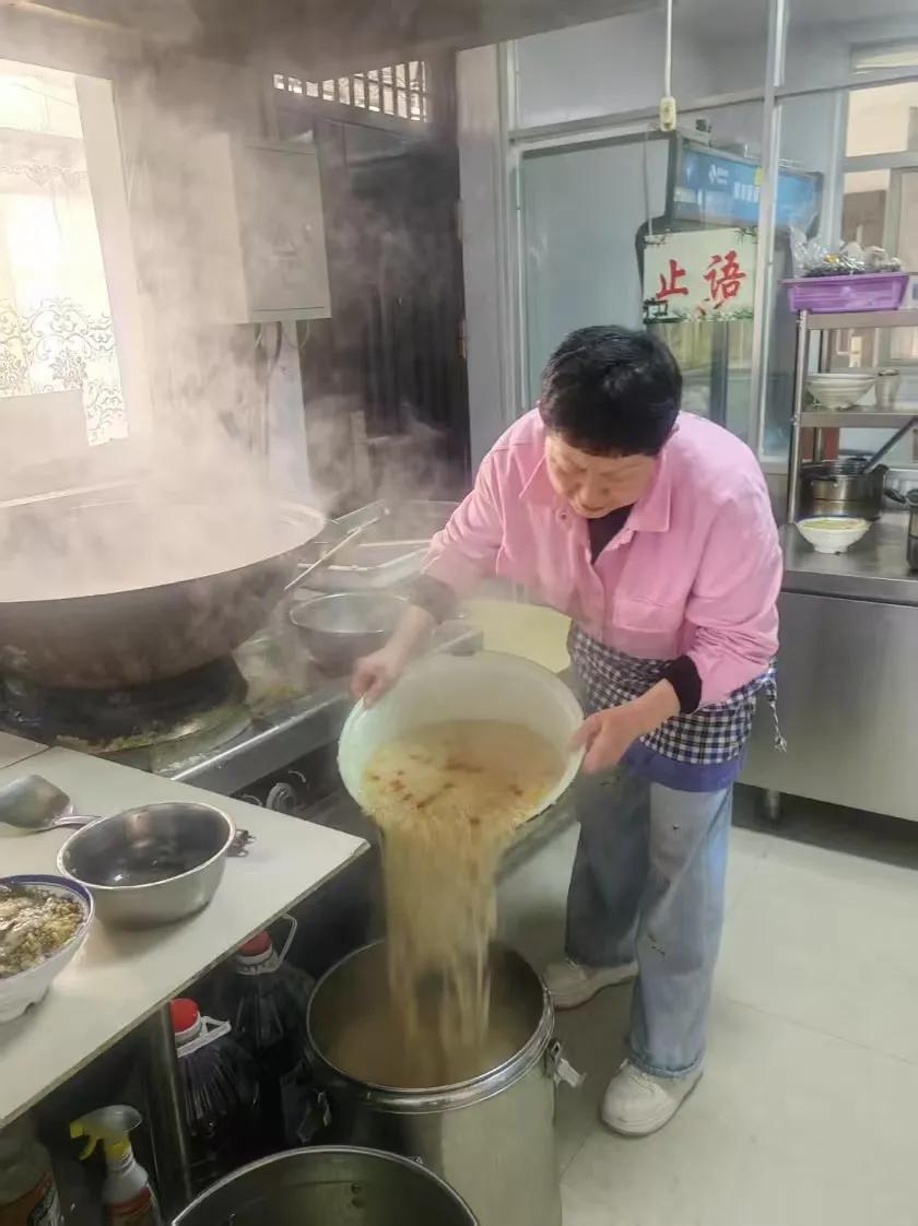 志愿者五一假期做公益—

兰州雨花爱心粥亮相街头
吕济华宣免费给老人调理

大西
