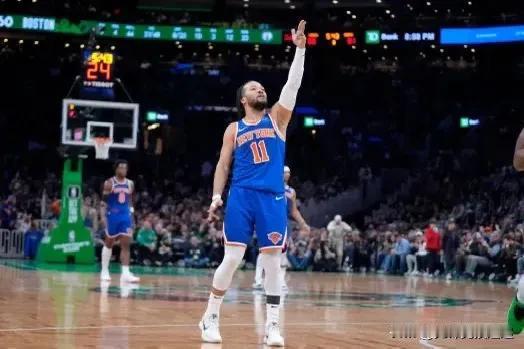 NBA 历史上仅有 3 名球员在单赛季出战 77 场以上的情况下，场均得分超过 