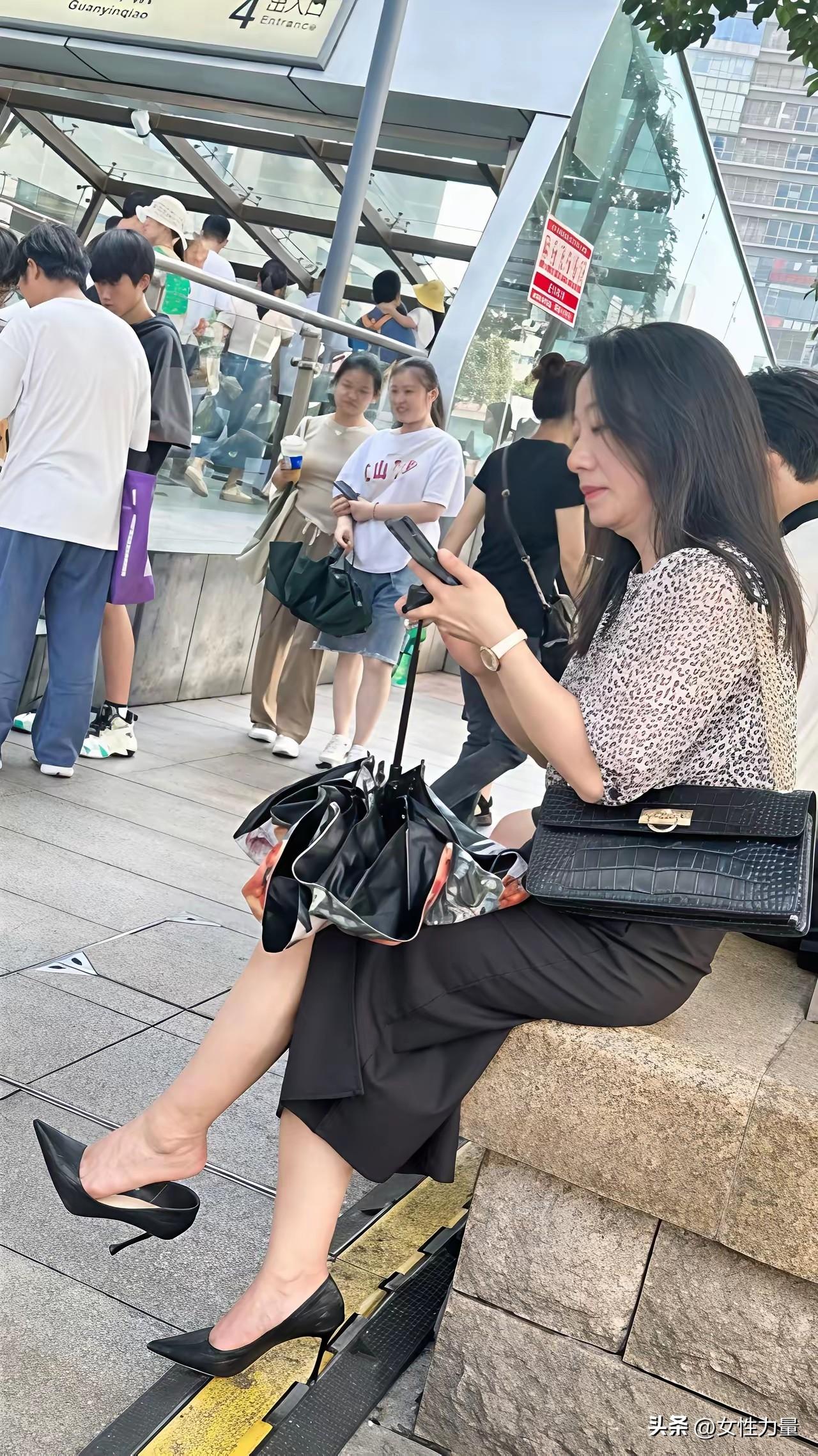 穿高跟鞋的阿姨太有魅力了