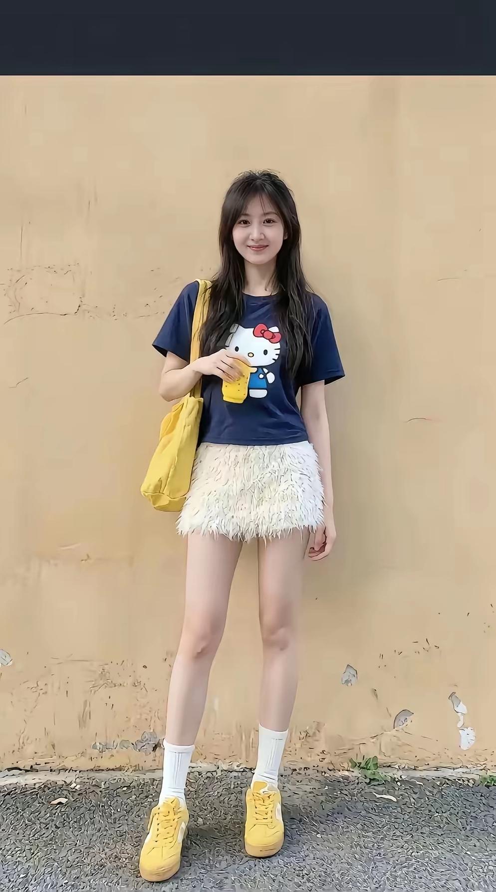 元气少女穿搭指南：Hello Kitty T恤+毛绒短裙+黄色运动鞋