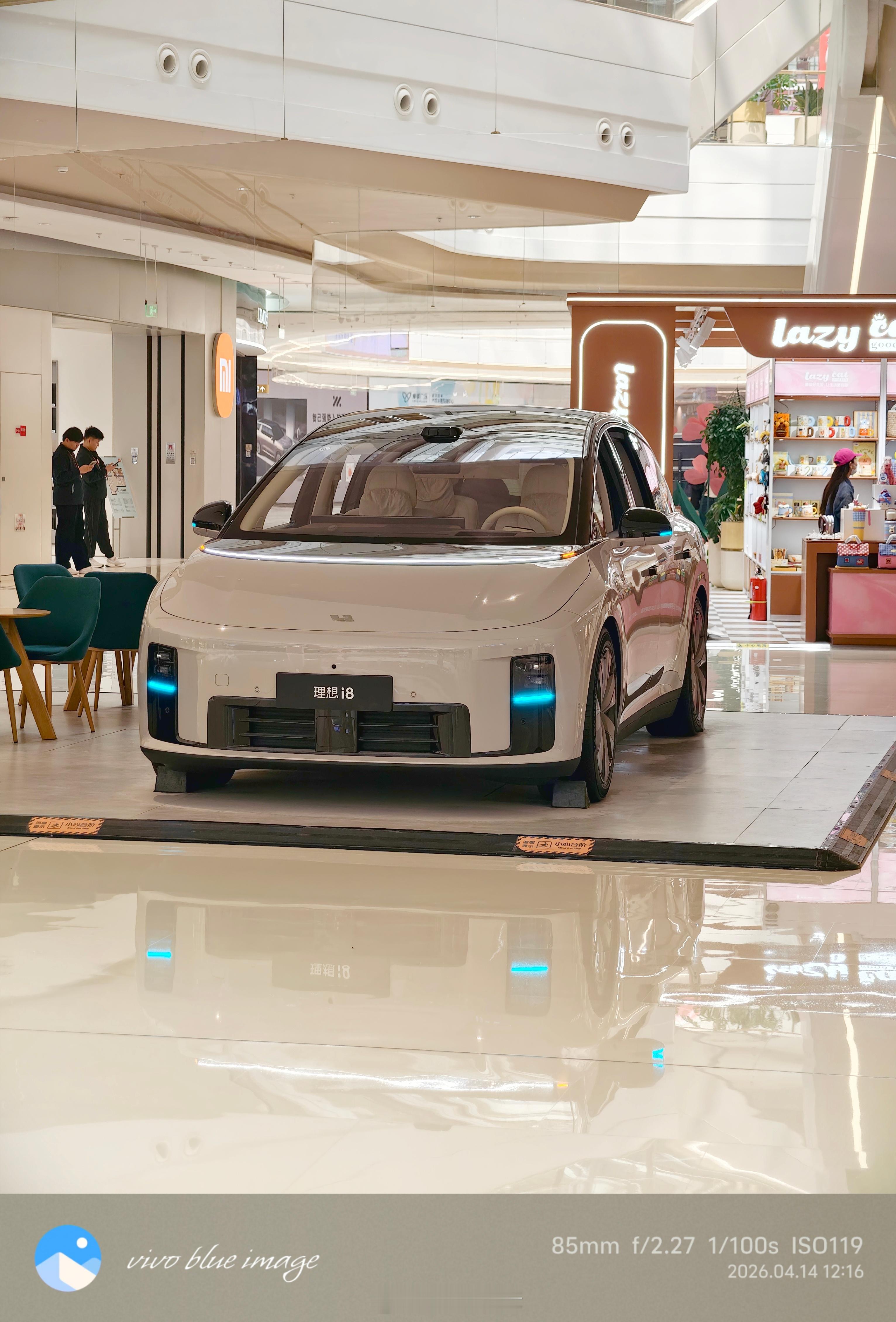 这里只摆了一台i6 一台i8，虽然车少，不过看起来也还行，今天值班的小姐姐特别漂